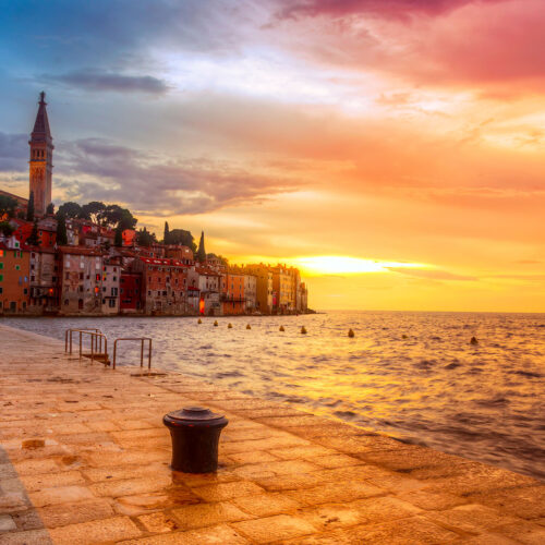 stad i Kroatien vid havet i solnedgång
