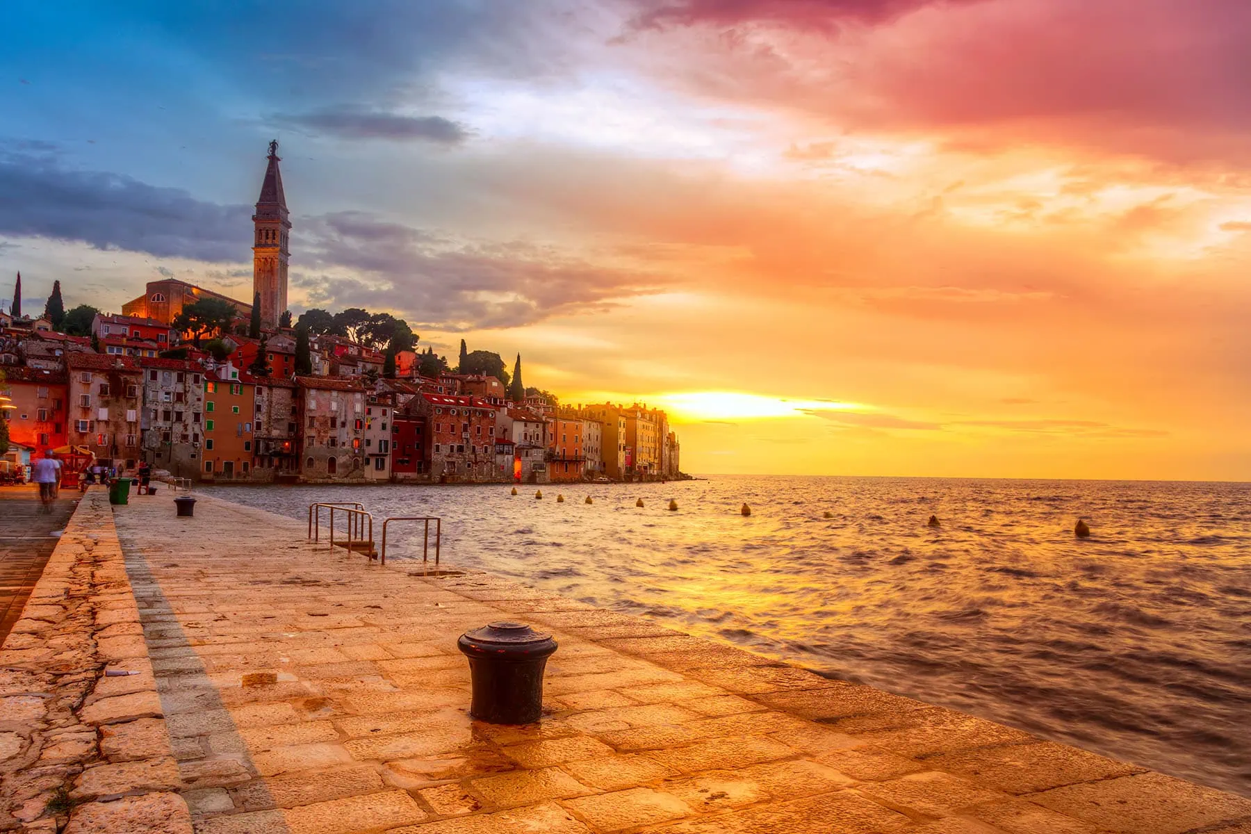 stad i Kroatien vid havet i solnedgång