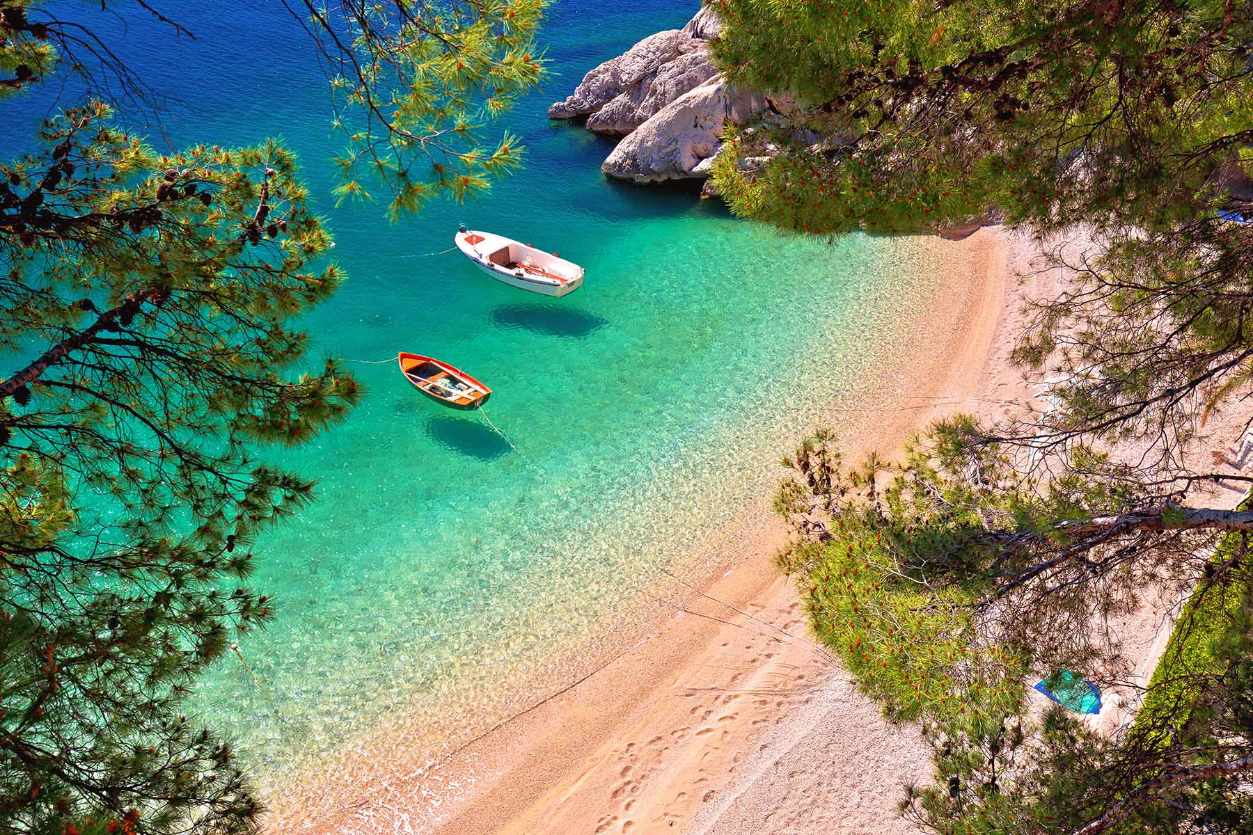 två småbåtar vid en strand i Kroatien