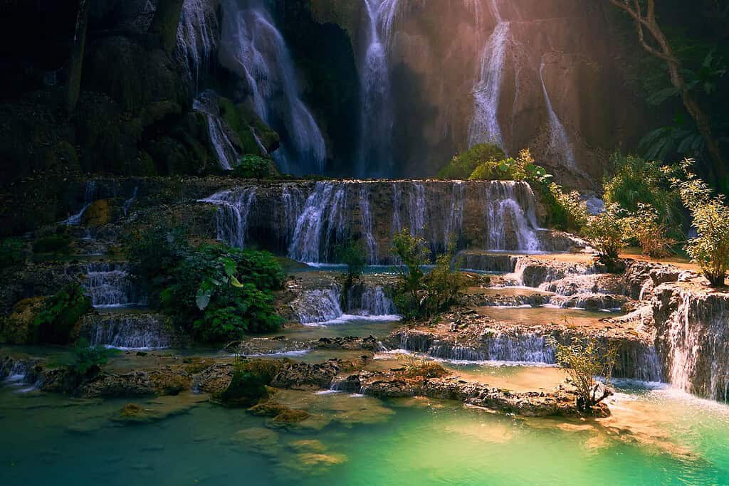 vackert vattenfall i Laos