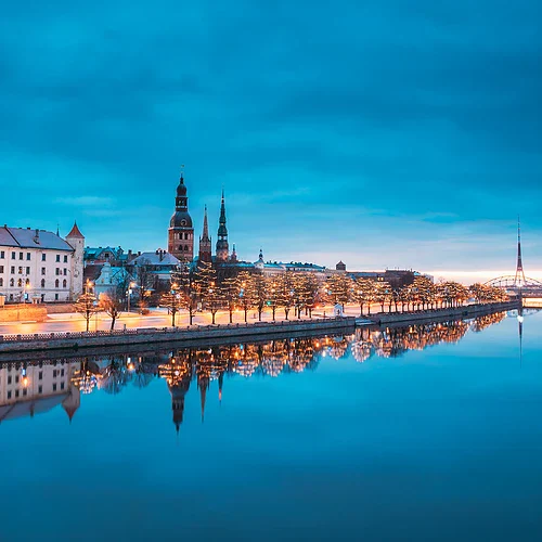 Huvudstaden Riga i Lettland vida havet kvällstid