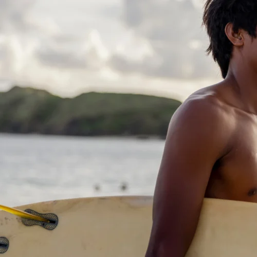 En lokal Lombok bo med en surfing bräda