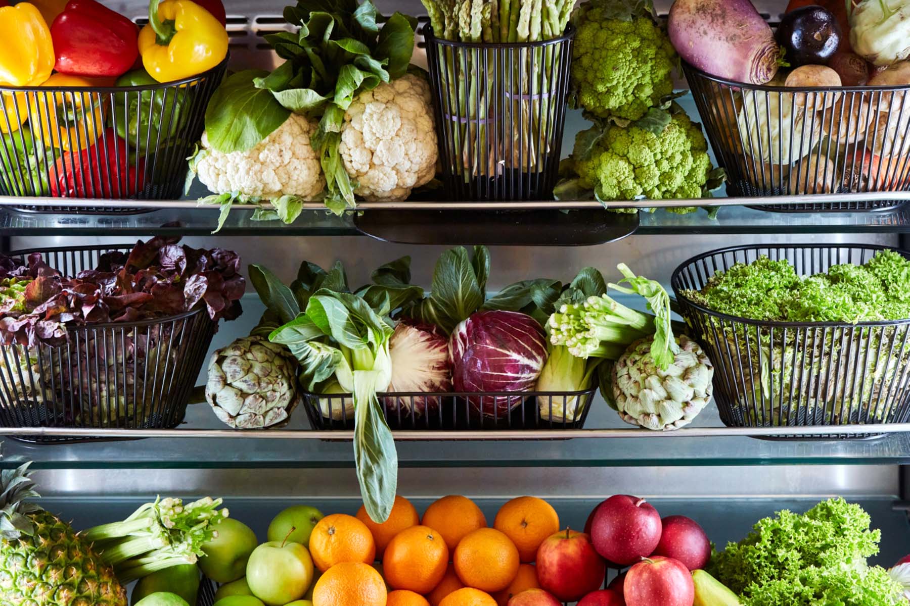 färgrika grönsaker i en kyl ombord ett av kryssningsfartygen hos Explora Journeys