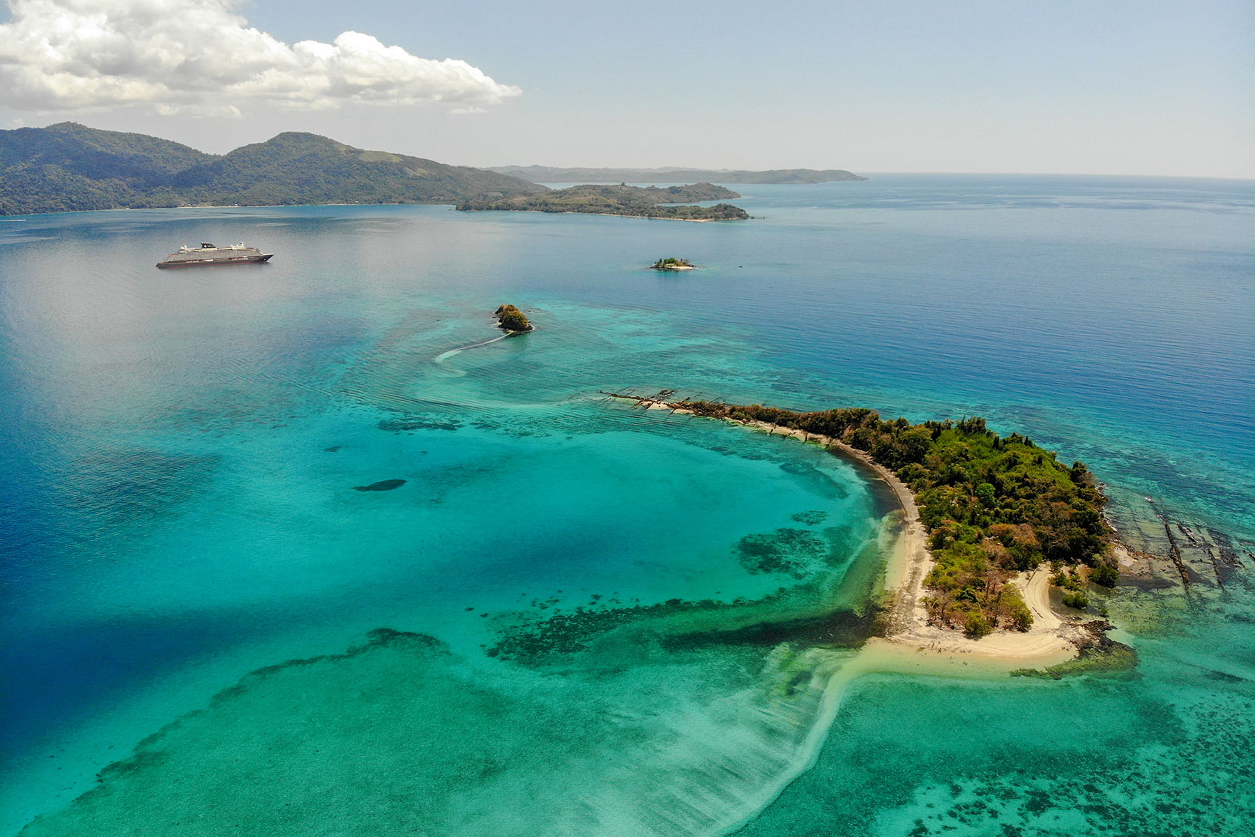 ett explora journeys kryssningsfartyg på havet