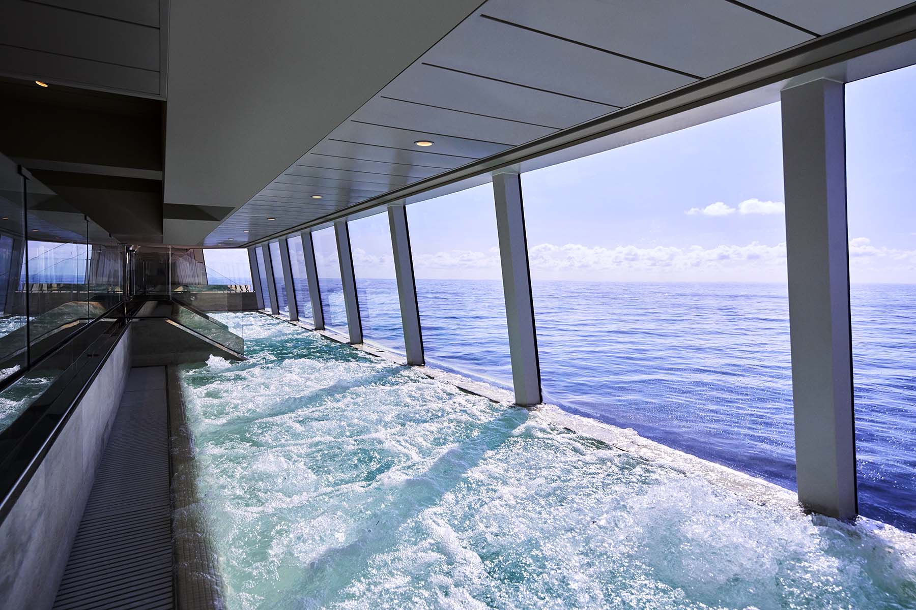 utsikt från en kabin med jacuzzi ombord ett lyxfartyg