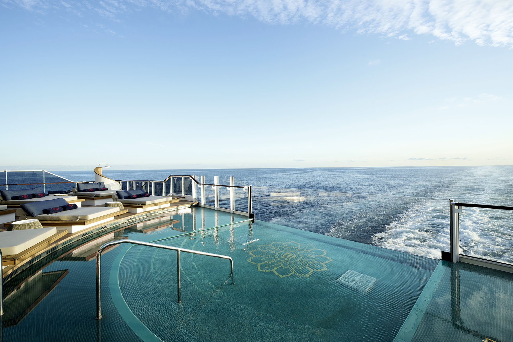 Poolområde ombord kryssningsfartyg hos Explora Journeys