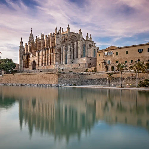 Katedralen La Seu på Mallorca vid vattnet