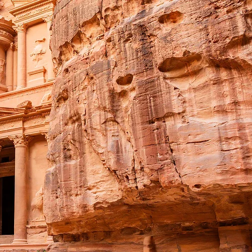 En kvinna framför Petra i Jordanien, Mellanöstern