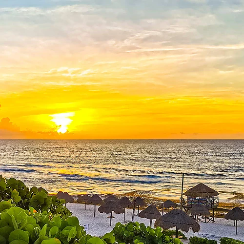 Beach Playa Delfines i Cancun i Mexico i solnedgång