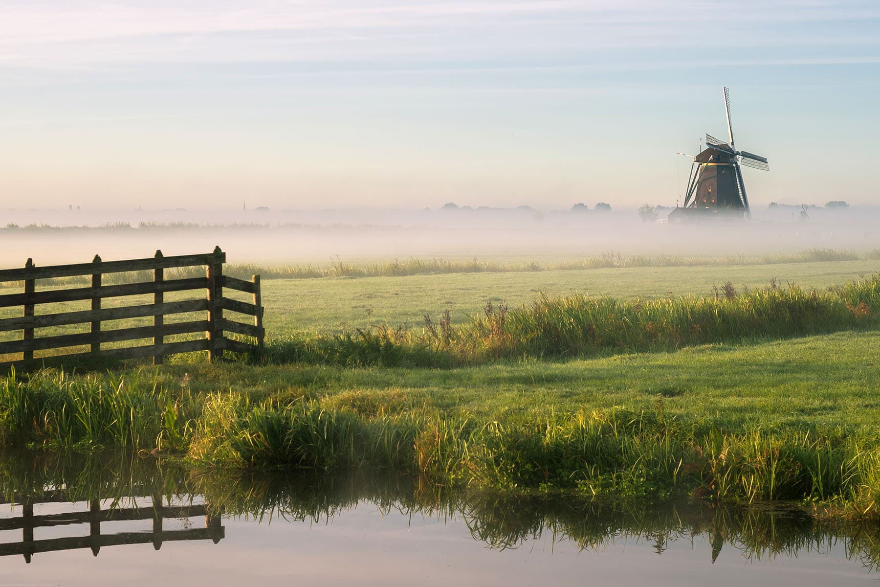 en väderkvarn i dimman i Nederländerna
