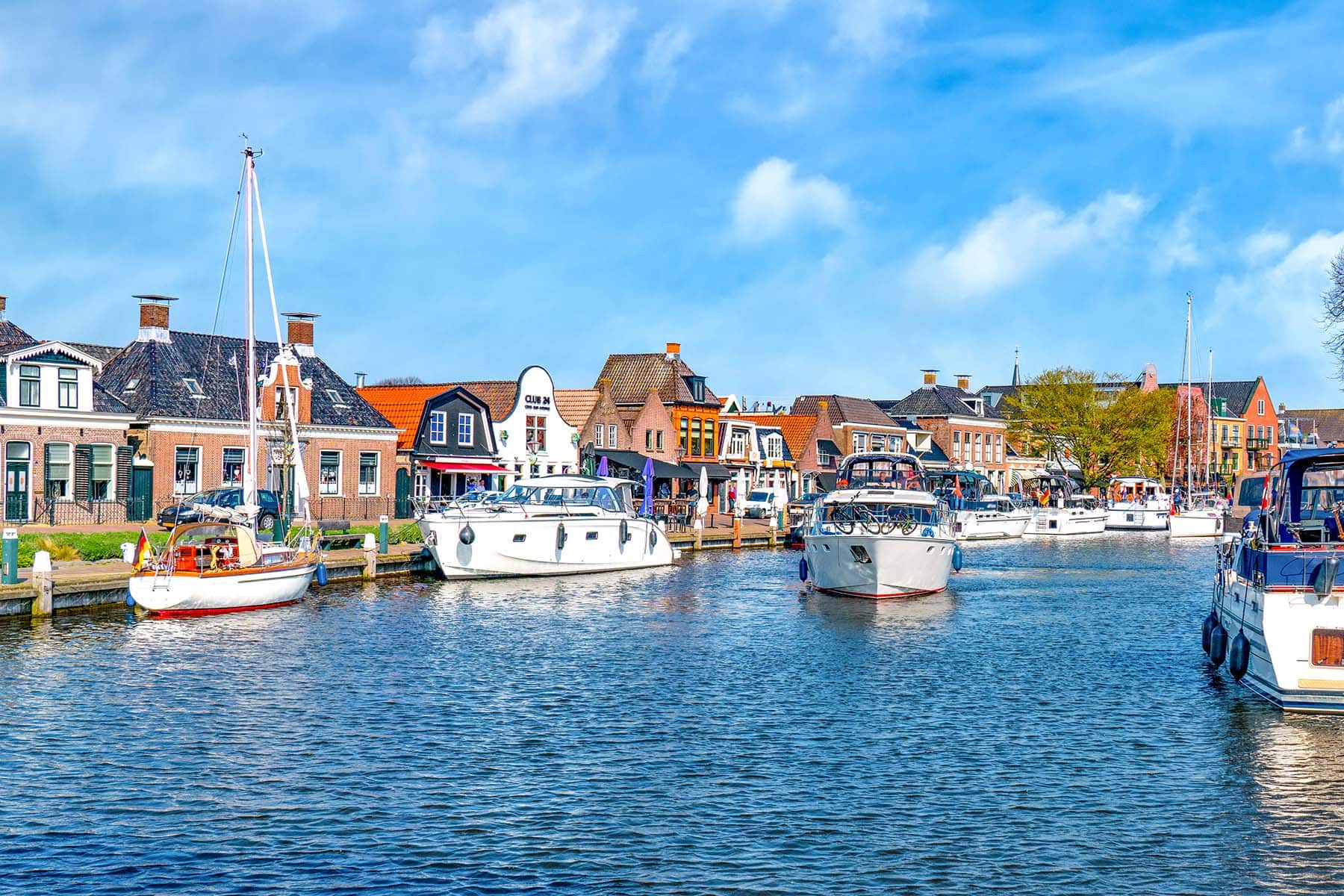 båtar på en kanal i Nederländerna