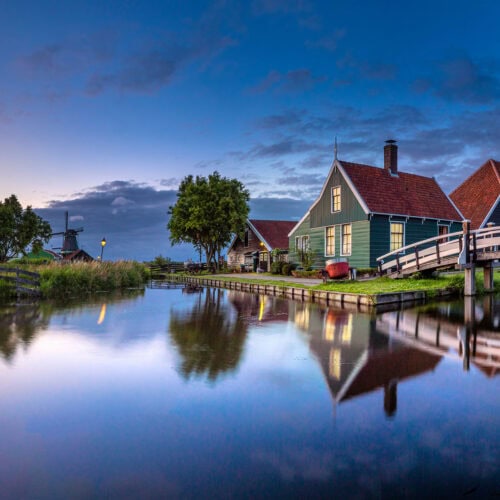 ett nederländsk hus i Nederländerna i blått ljus