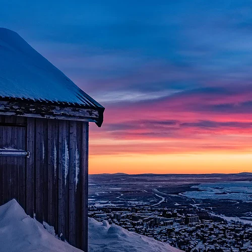 En stuga på toppen av ett berg med utsikt över Kiruna i Sverige