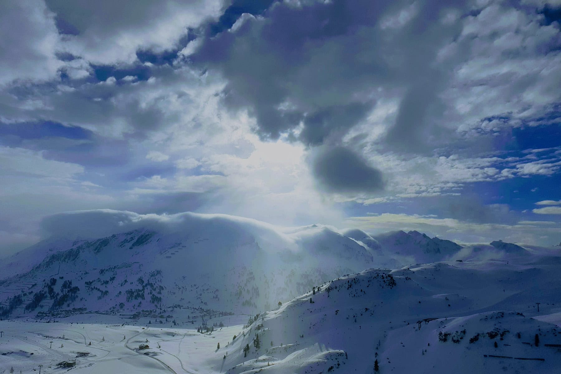 solen skiner på snöklädda alper i obertauern