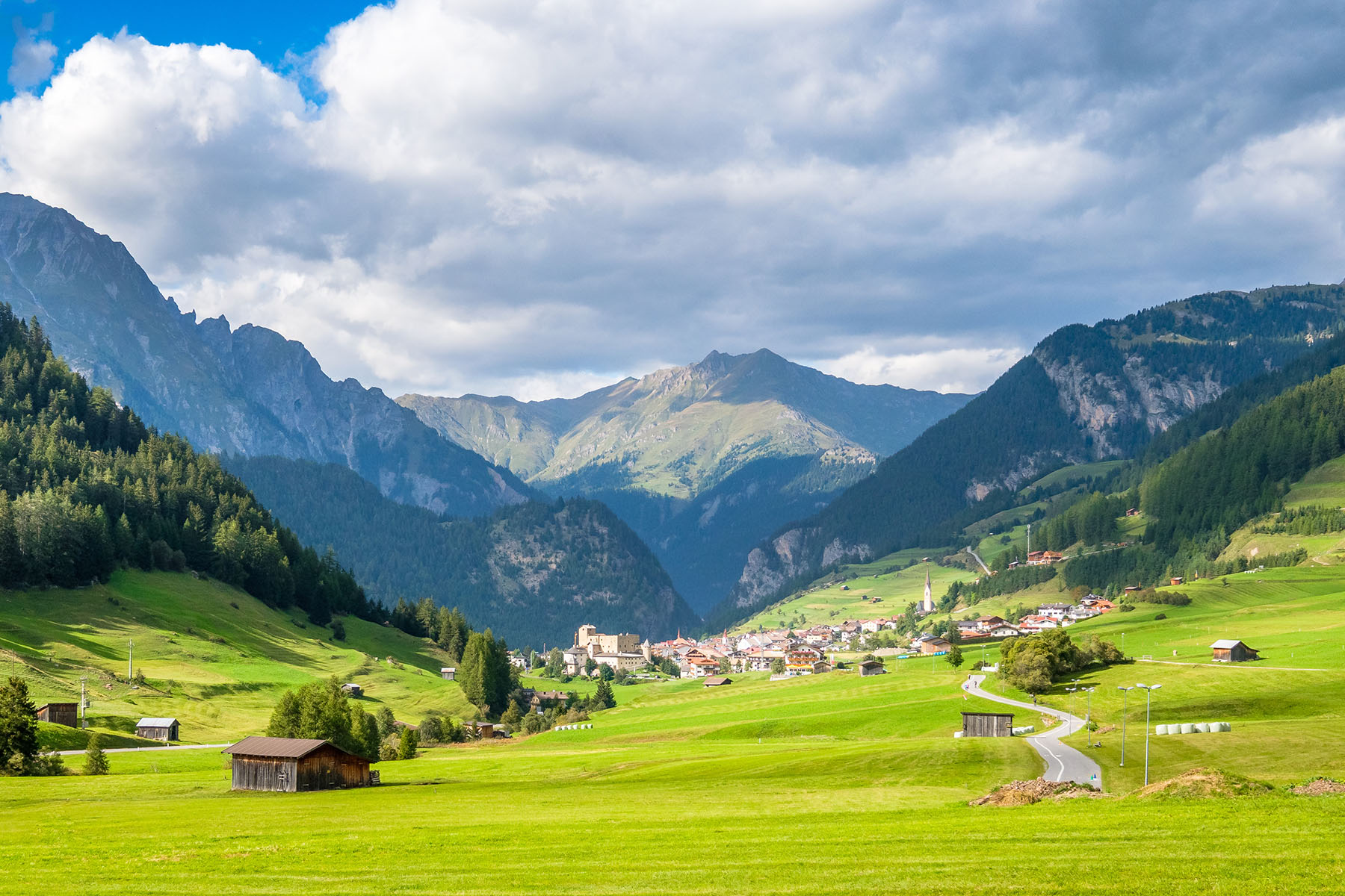en grön dal med hus i Österrike