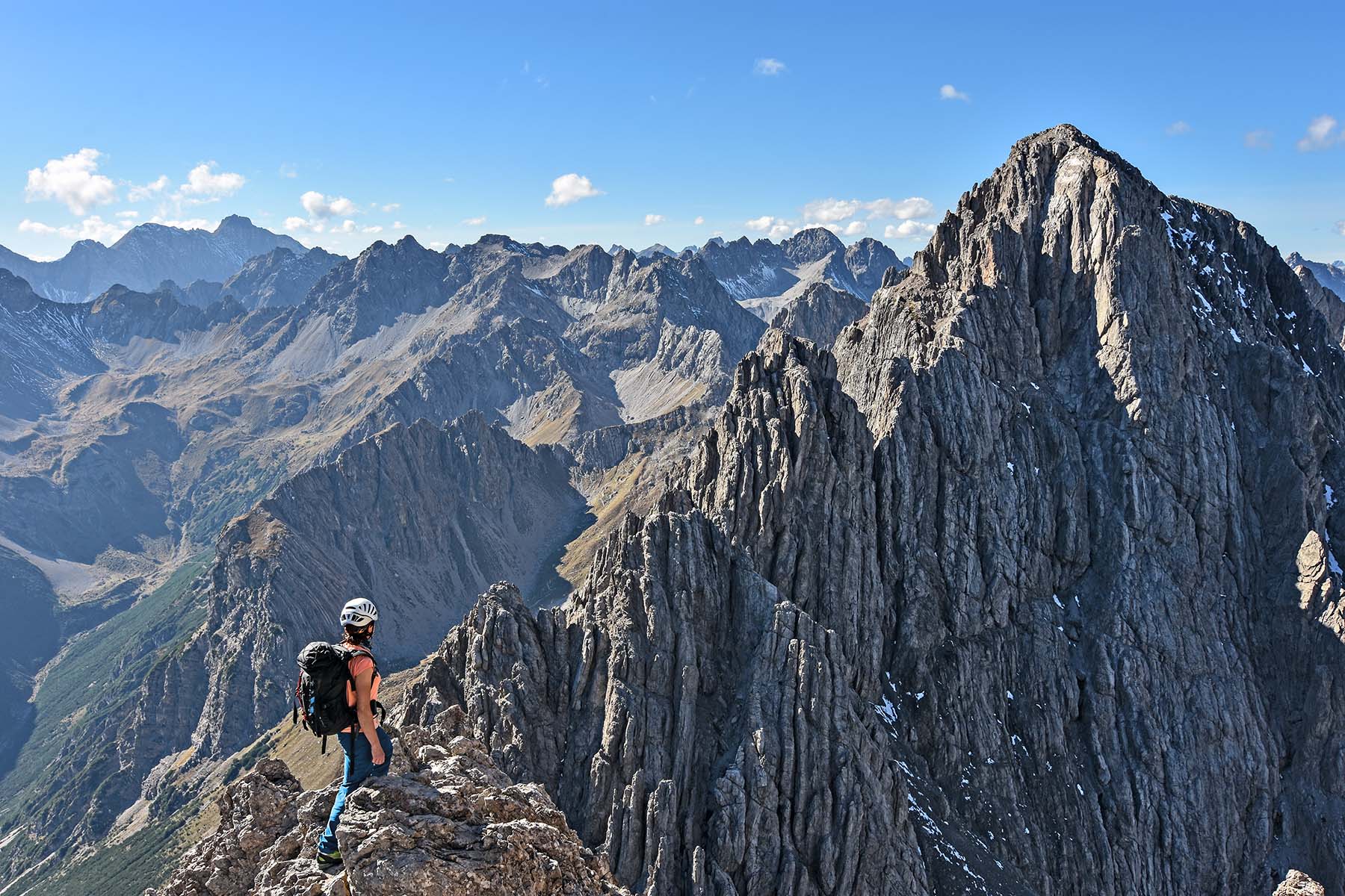 en vandrare på toppen av alperna i Österrike