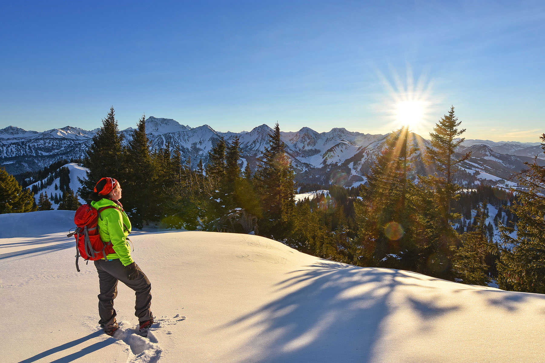en kvinna som står i solen i alperna i Österrike