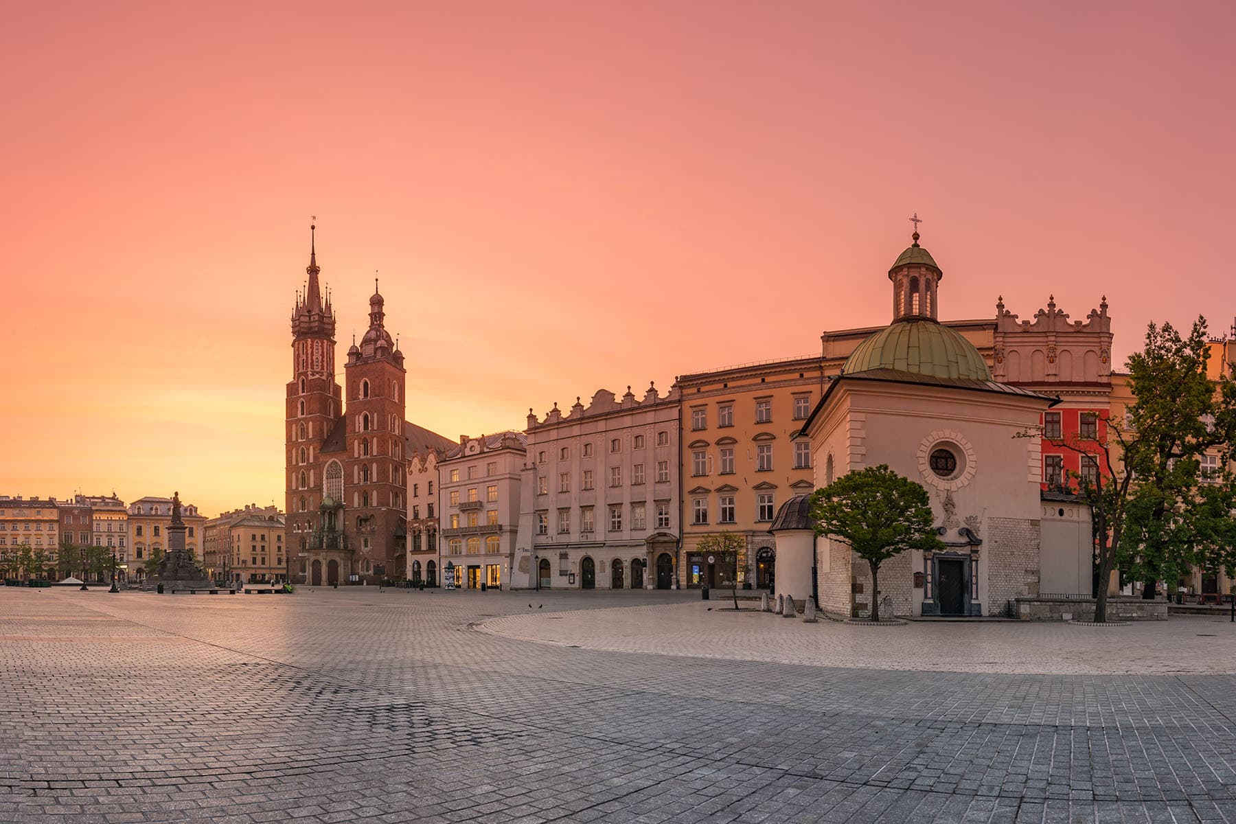 vacker bild av ett torg med hus i Polen med solnedgång i bakgrunden