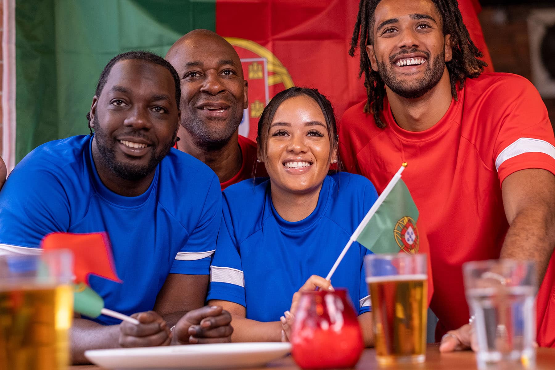 Glada portugiser i Portugals färger och med Portugisisk flagg