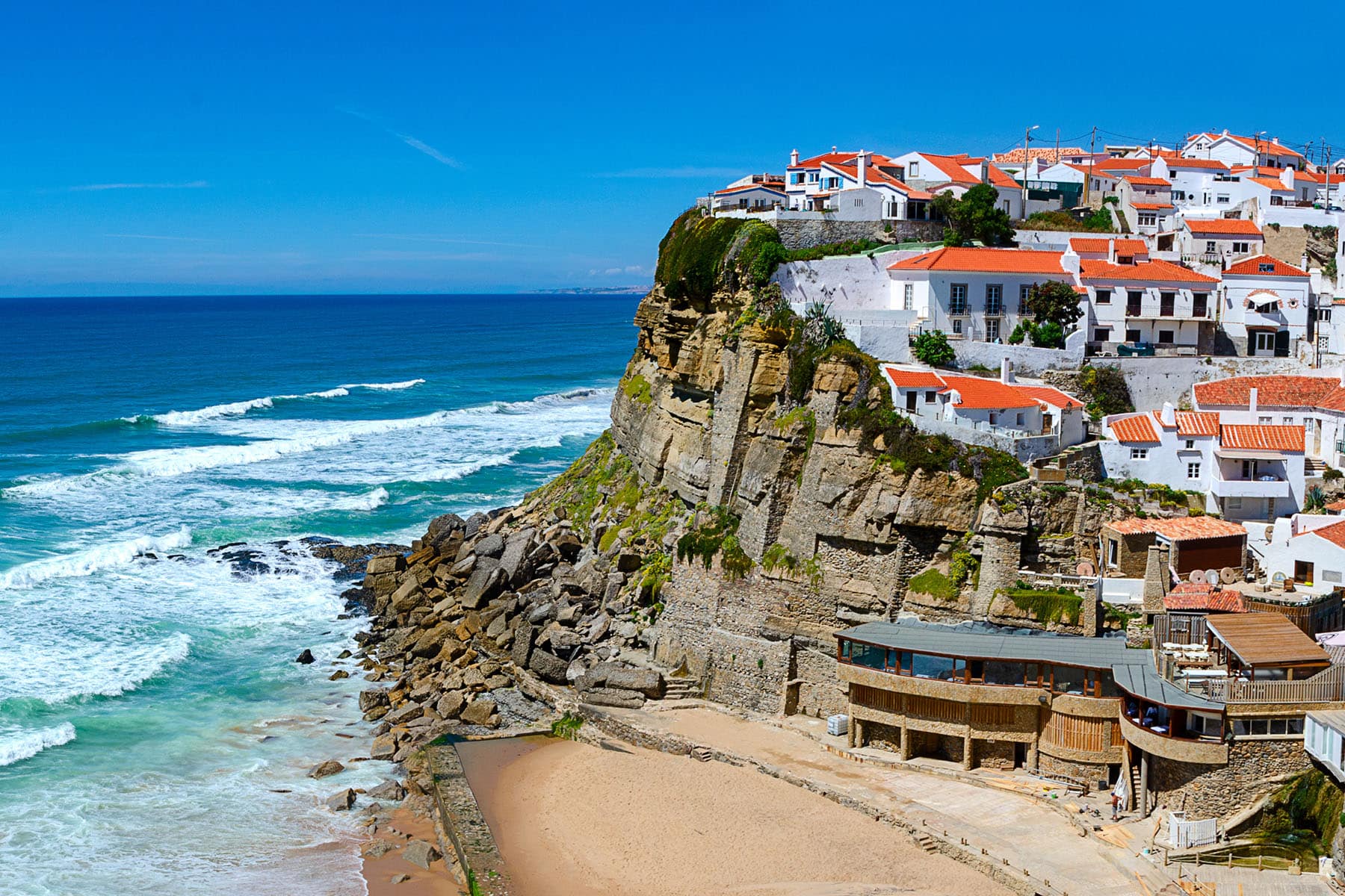 en stad i Portugal vid en klippa