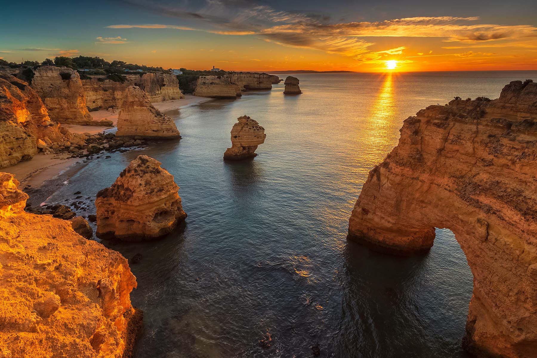 Klippor i solnedgång vid havet i POrtugal