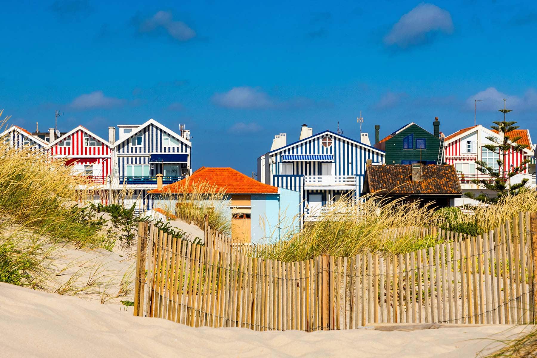 Färgglada hus vid stranden i Portugal