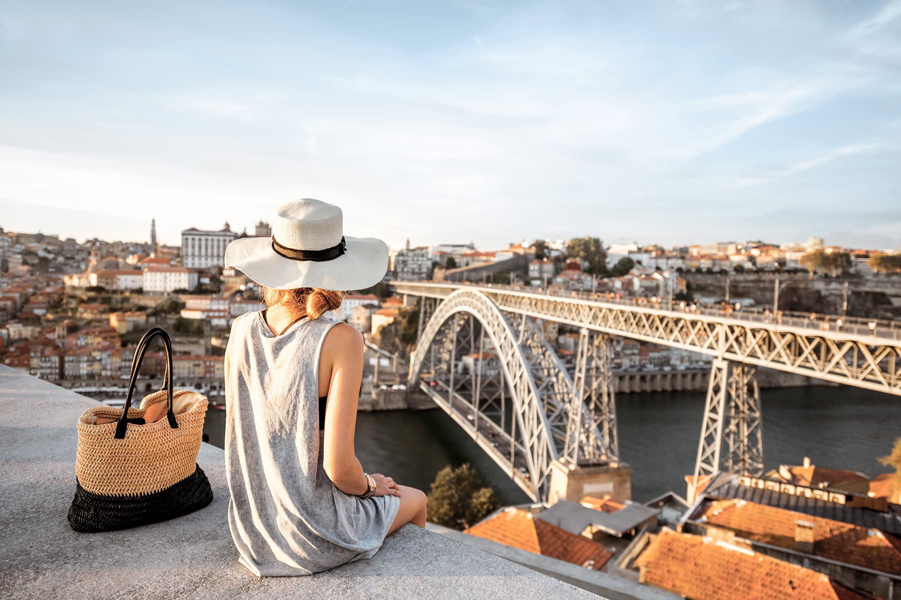 en tjej sitter och tittar utöver Lisboa i Portugal