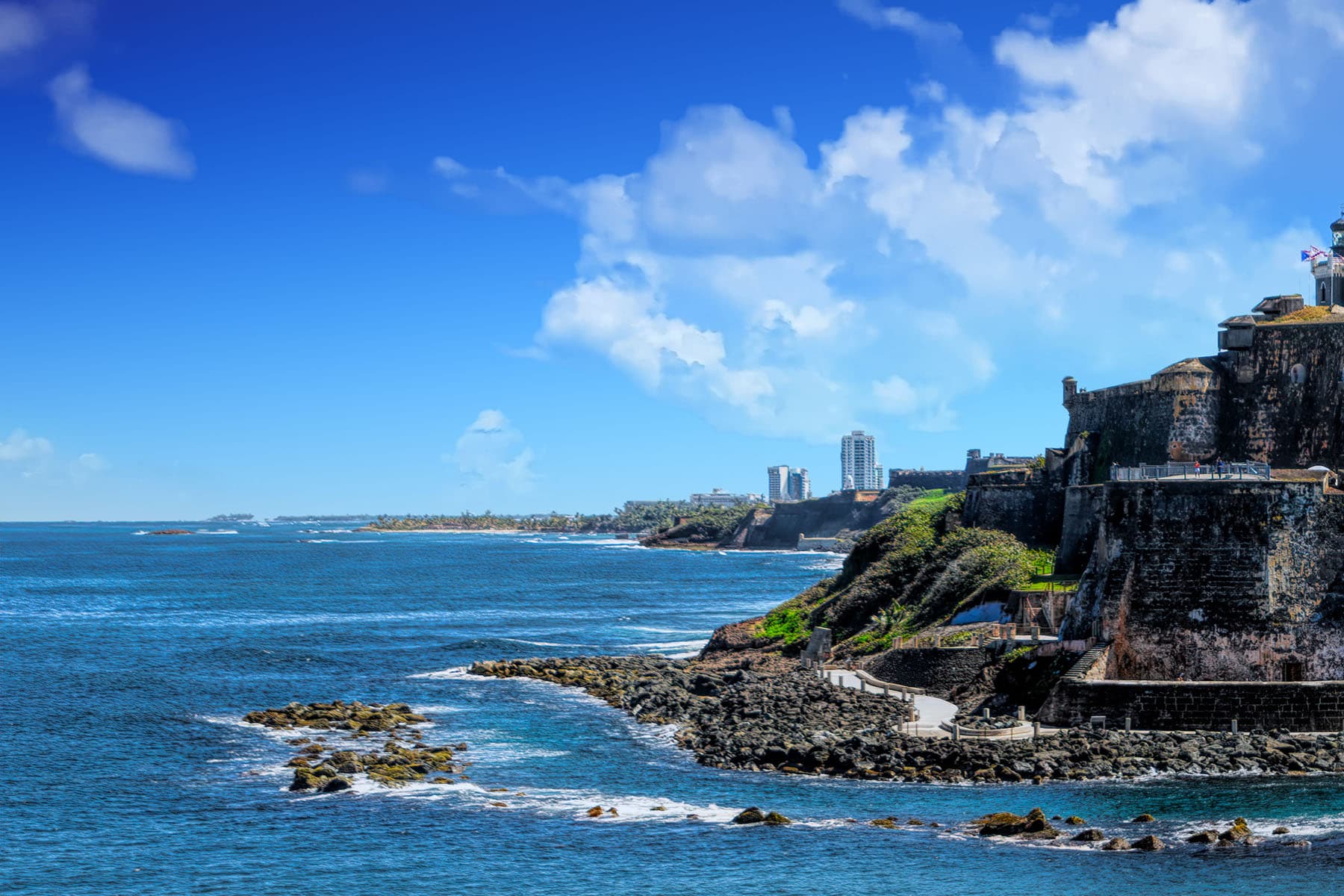 En borg på klipporna på Puerto Rico med San Juan i bakgrunden