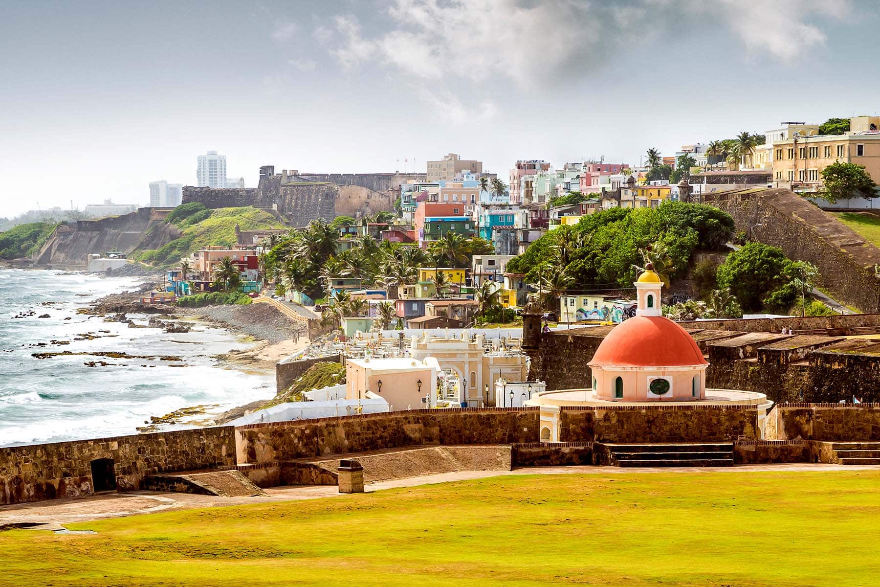 En kyrka med orange tak med havet i bakgrunden