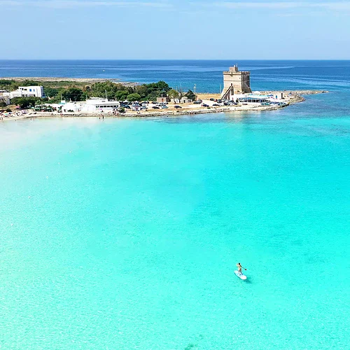 Turkost vatten i Salento i Puglia i Italien