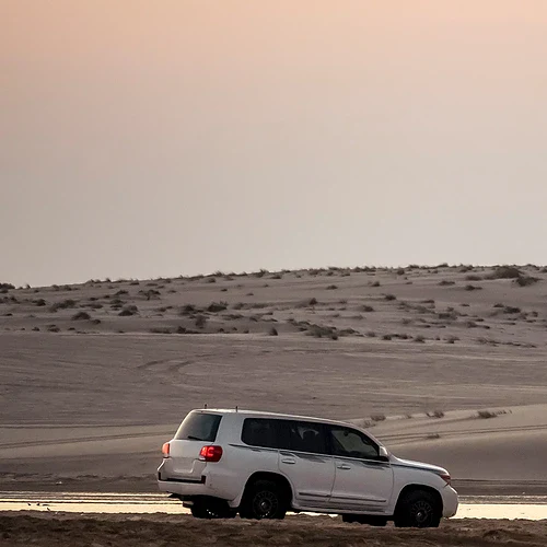 En jeep på jeepsafari i öken i Qatar