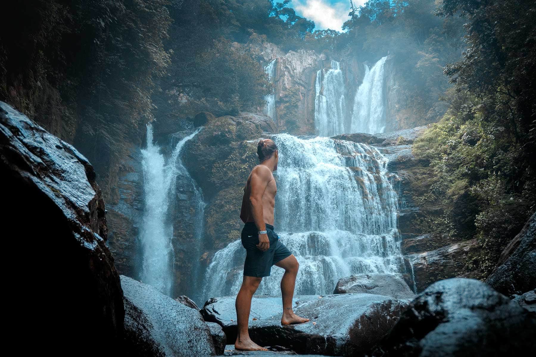 Resor-till-Costa-Rica-med-Nygren-&-Lind-Resebyrå---kille-i-vattenfall