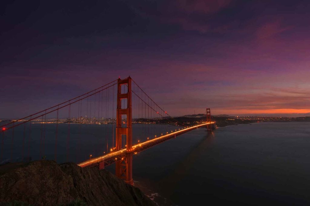 golden gate bron i USA om kvällen i solnedgången