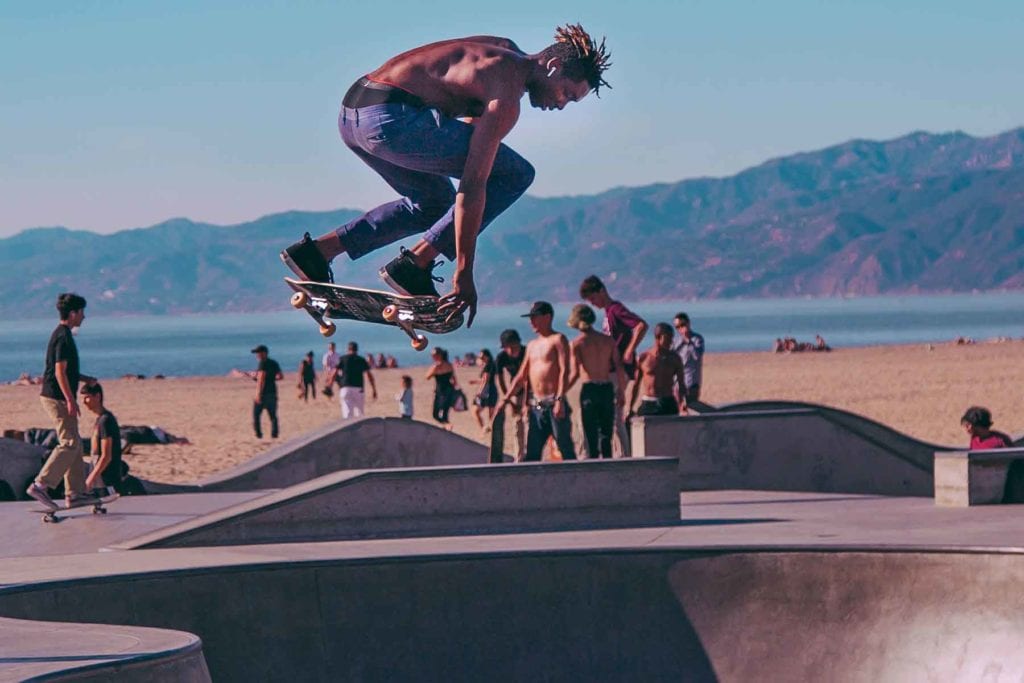 en kille på en skateboard i Kalifornien