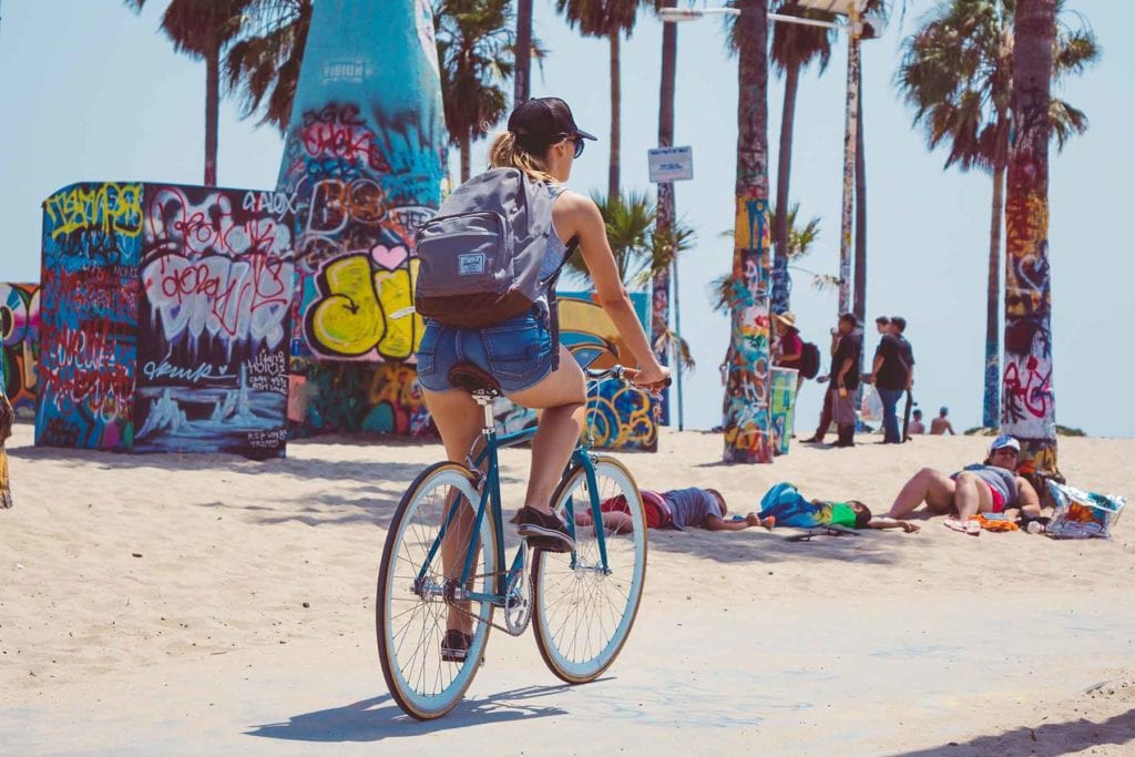 en cyklist på stranden i Kalifornien