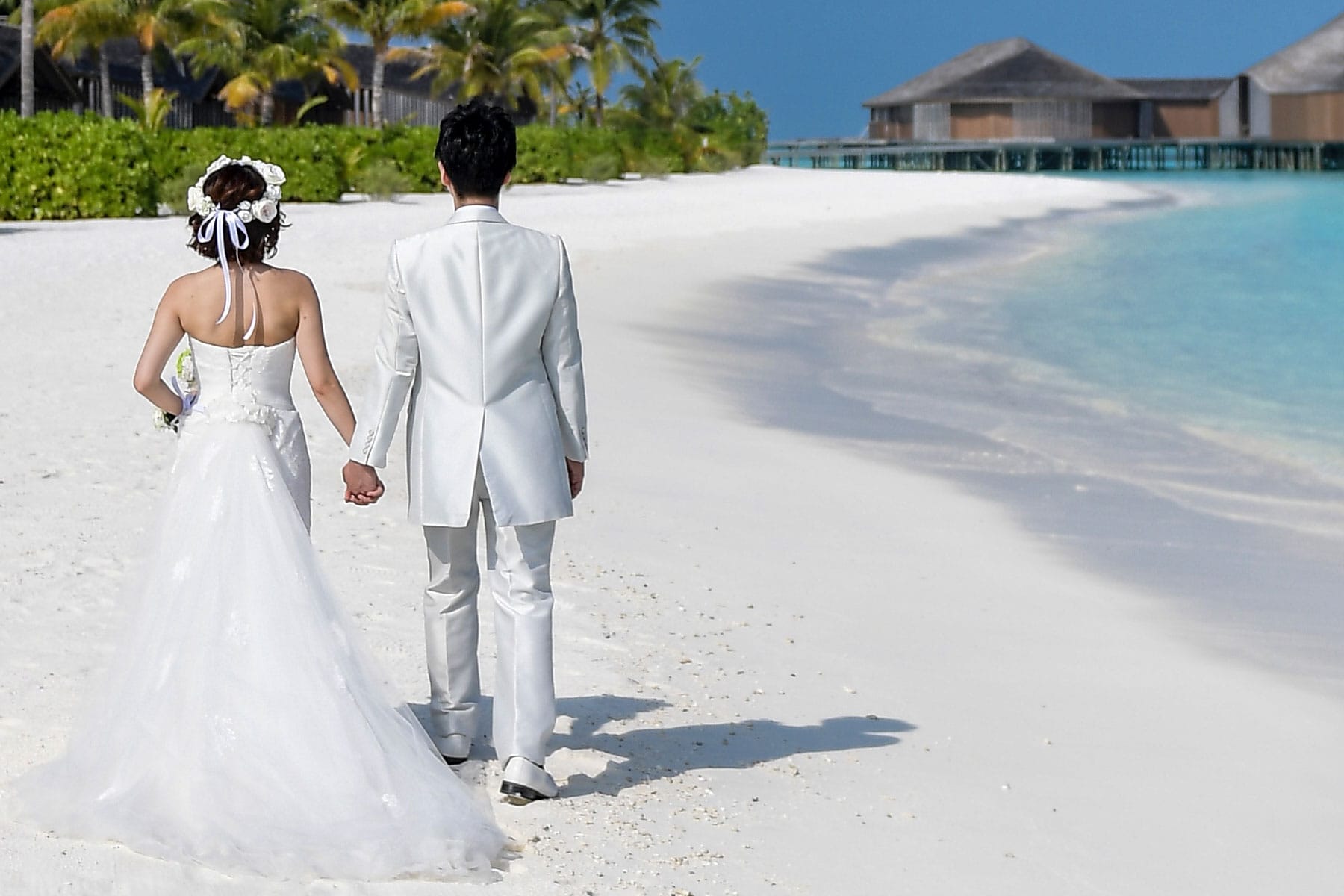 Resor-till-Maldiverna-med-Nygren-&-Lind-resebyrå---bröllopspar-på-stranden