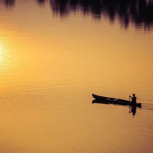 en båt på ett vatten i Kerala i Indien