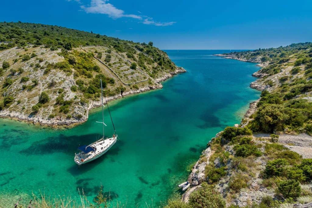 segelbåt i en vacker vik i skärgården i kroatien