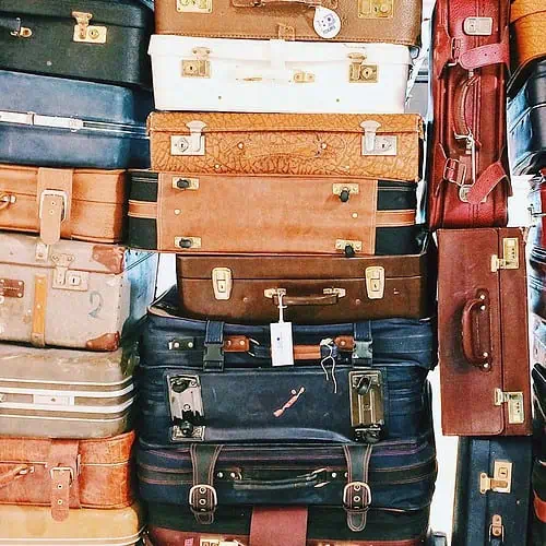 resväskor i retrostil på hög