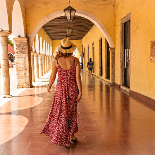 En kvinna i röd klänning i lyxiga omgivningar i Mexiko