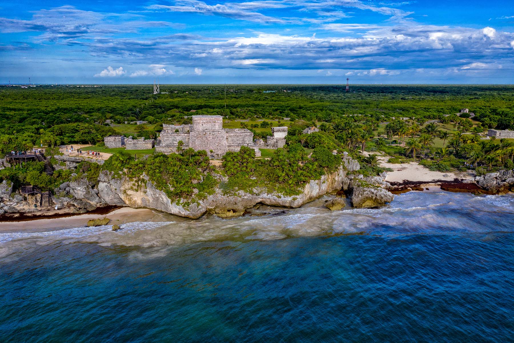 Riviera Mayas ruiner vid havet omgiven av grön skog