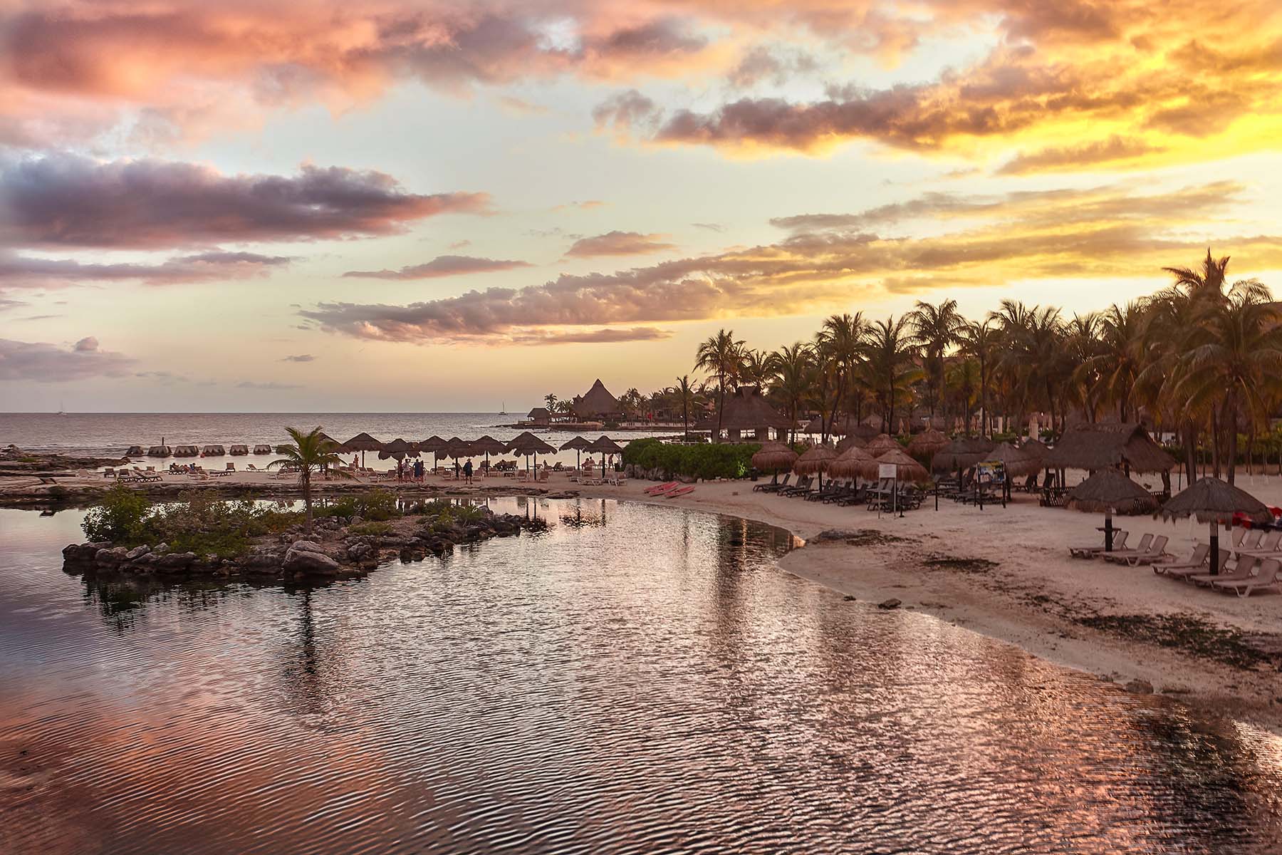 En solnedgång över en vacker strnd på kusten av Riviera Maya i Mexiko