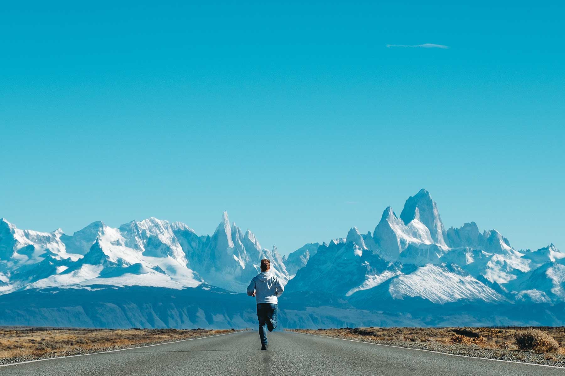 Rundresa-Argentina-till-Patagonien---Nygren-Lind-Resebyrå---joggare-berg