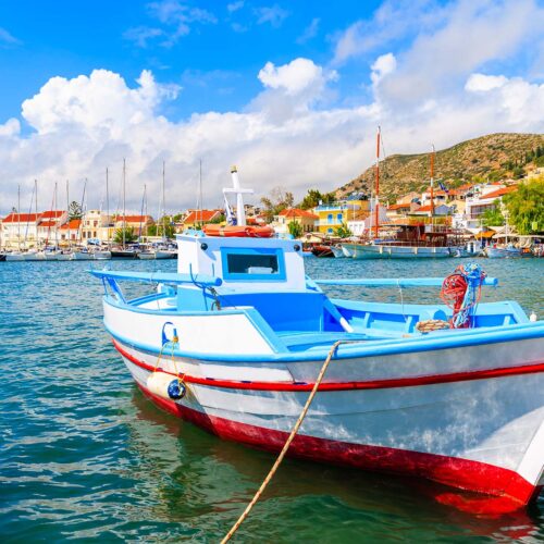 en fiskebåt vid hamn i en by på Samos i Grekland