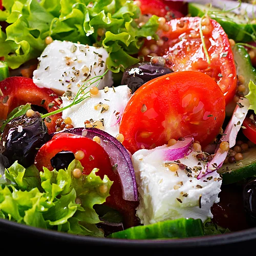 Grekisk sallad på ett bord på Samos i Grekland