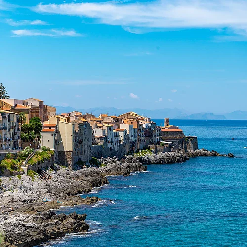 En by på klippor på ön Sicilien i Italien