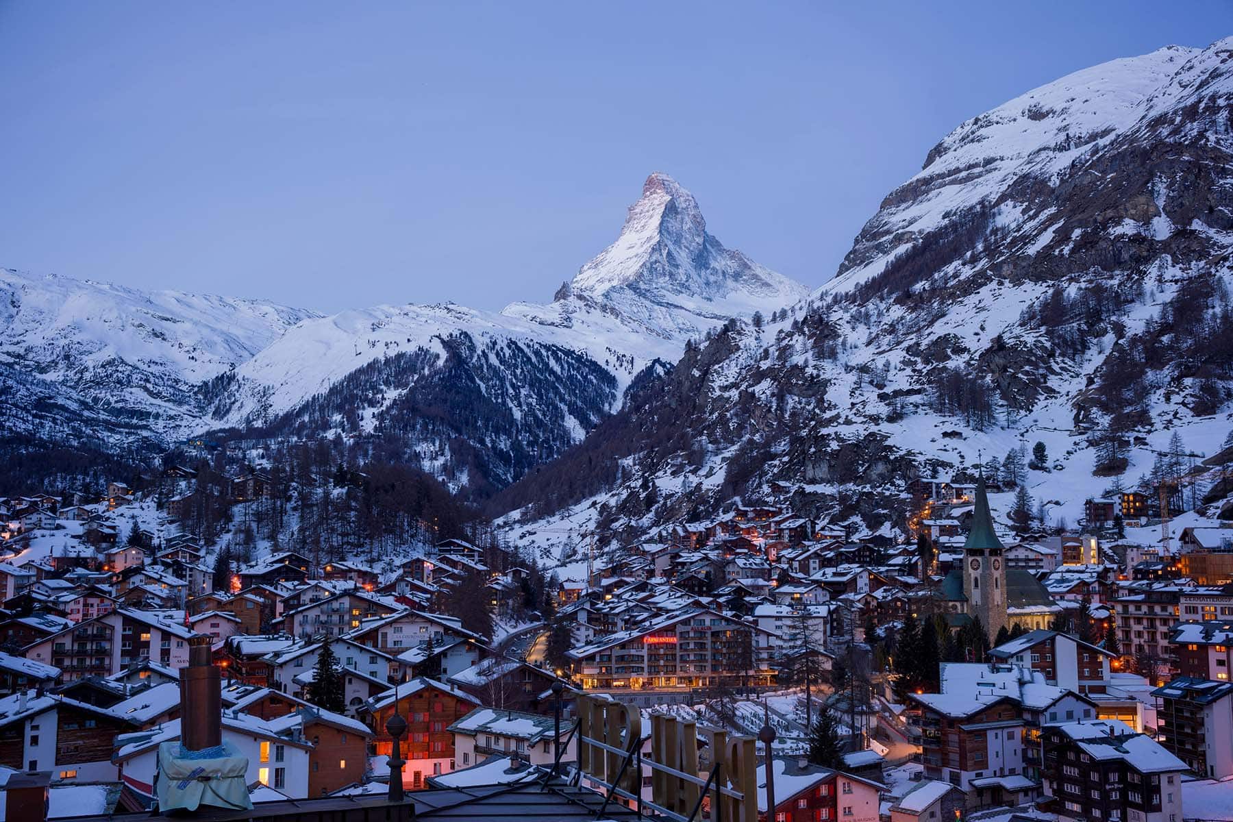 staden Zermatt på kvällen