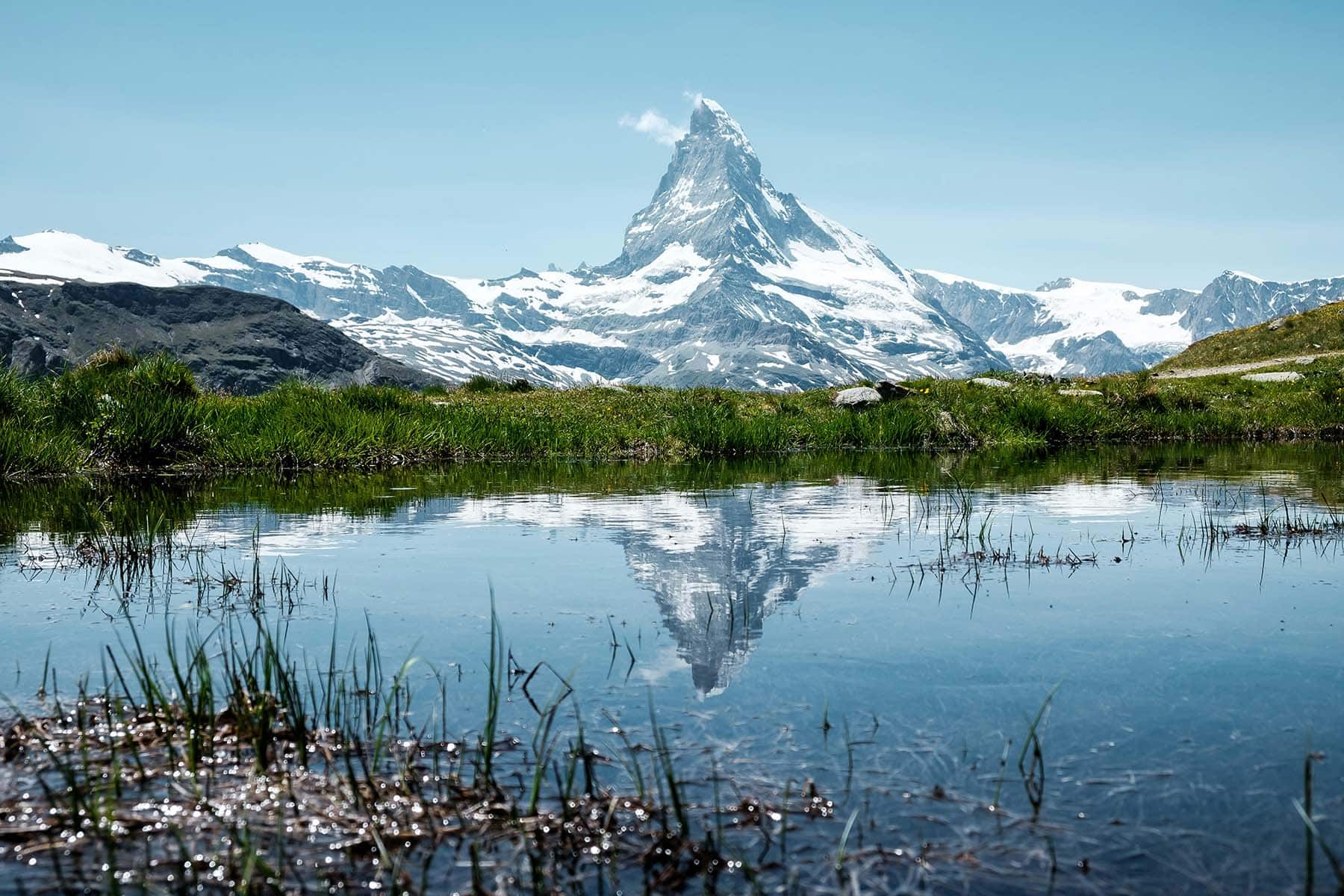 alperna i Zermatt med en sjö i förgrunden
