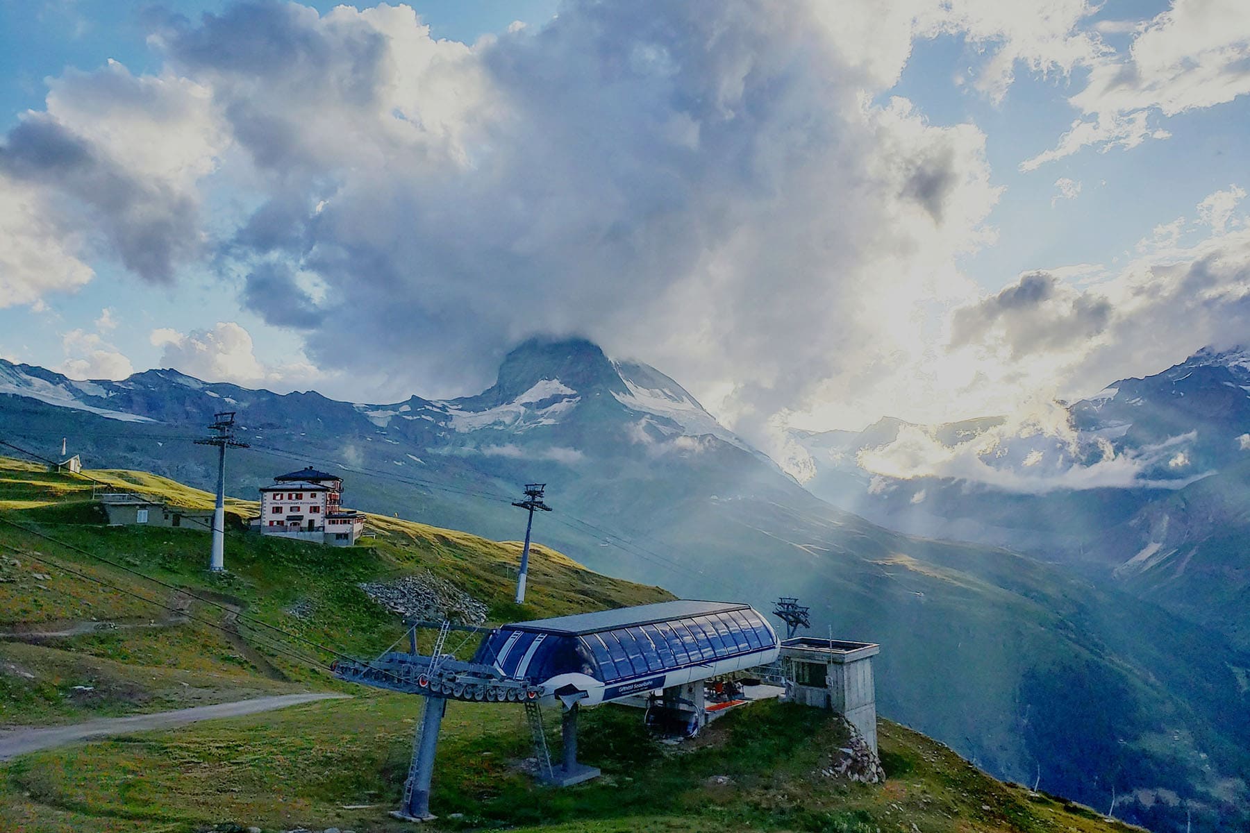 Zermatt skidlift utan snö i solen
