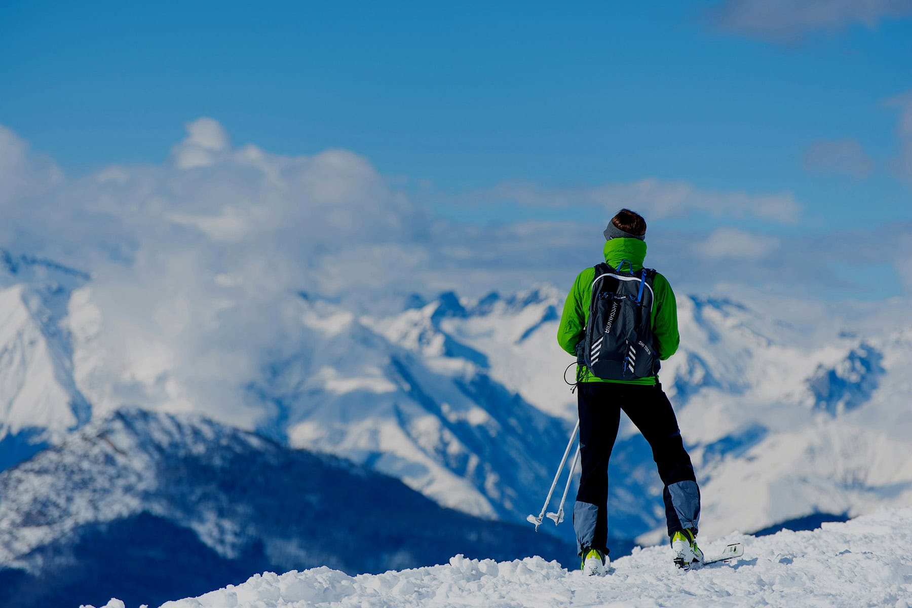 en kvinna på toppen av alperna i Zermatt